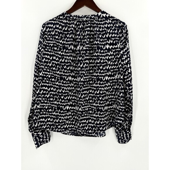 Ryegrass Navy White Geometric Design V Neck Blouse Size Medium Easy Wear EUC - Picture 8 of 11